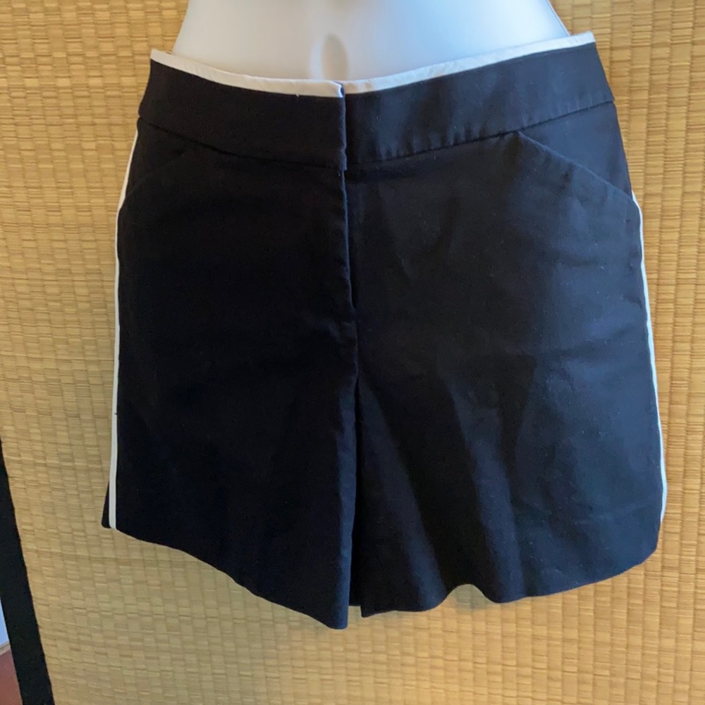2 Short White House Black Market black & white shorts
